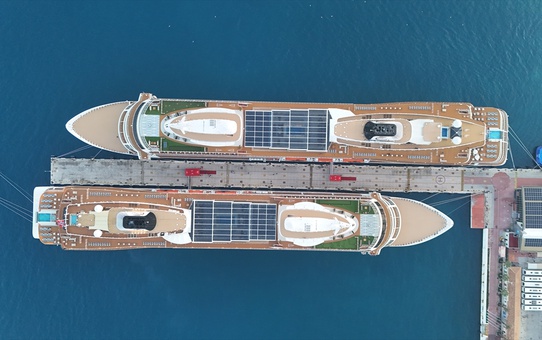 Kuşadası, İki Kruvaziyerle 1748 Turisti Ağırladı