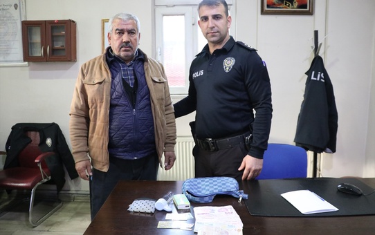 Siirt'te bir hamal yolda bulduğu 10 bin lirayı sahibine ulaştırdı