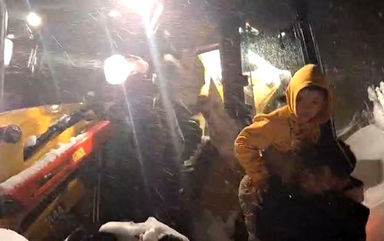 Kar nedeniyle kapanan yolda hasta çocuk kurtarıldı