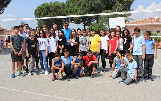 Öğrencilerine olan sevgisiyle bilinen Mücahit öğretmen, şarkılarla anılıyor