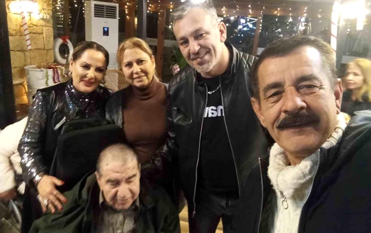 Ayvalıklı sanatçılar Kocabıyık ve Özalp'ten yaşlılara erken yeni yıl kutlaması