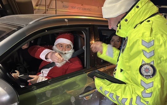 'Noel Baba' kostümlü sürücü Edirne'de trafik uygulamasına takıldı