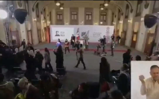 Meksika'da devlet başkanı depreme basın toplantısında yakalandı