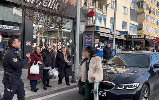 Çorlu'da Genç Kız Trafiğe Daldı