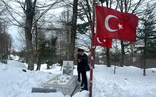 Düzce'de jandarma personeli şehitleri kabirleri başında andı