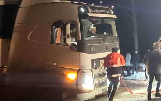 Karda mahsur kalan tır belediye ekipleriyle kurtarıldı