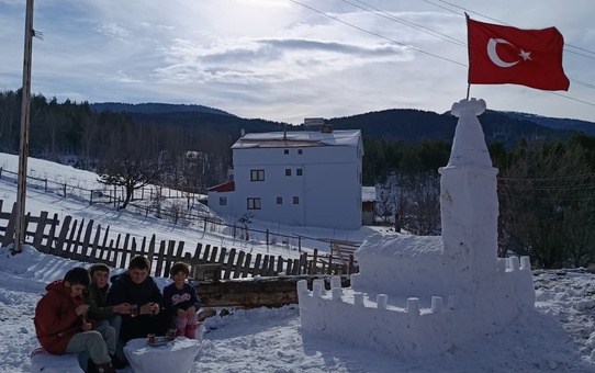 Koyulhisar'da Kardan Kız Kulesi Yapıldı