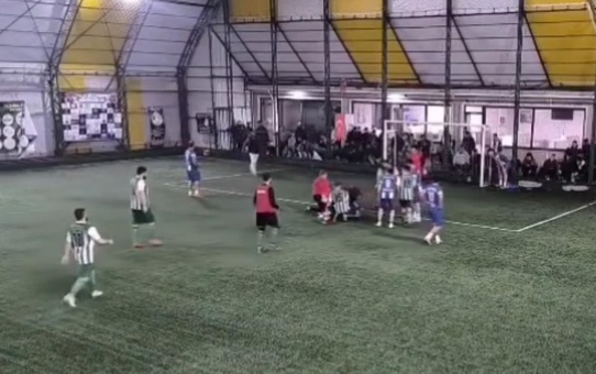 Futbolcu Halı Sahada Boğazına Dili Kaçtı