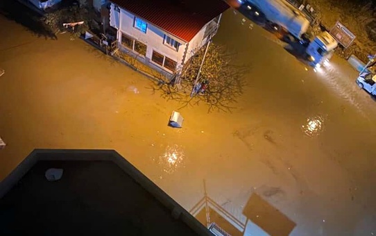 Sağanak hayatını felç etti! Yollar göle döndü, araçlar mahsur kaldı