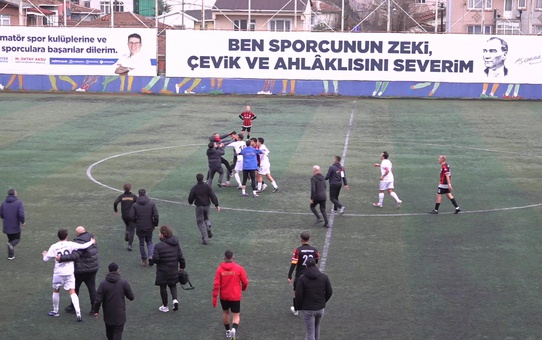 Sarıyer'de amatör lig maçı sonrası stadyum karıştı; futbolcularla taraftarlar birbirine girdi 
