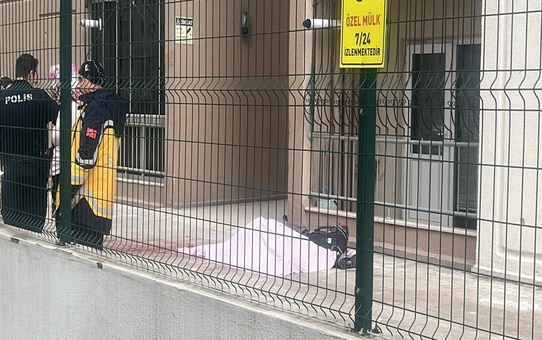 Kiralamak için gittiği 17. kattaki boş dairenin balkonundan atladı