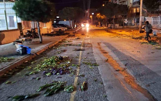 Bergama'da pazar yeri çilesi: Yağmurda gölet, çamurda geçiş işkencesi