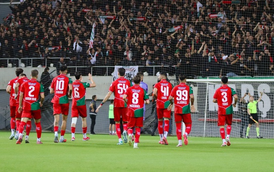 3 hafta önce şampiyonluğun bir numaralı adayıyken tepetaklak oldular