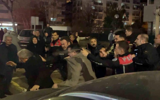 Karar açıklanmasıyla adliyenin önü karıştı, polis müdahale etti: 4 yaralı, 12 gözaltı