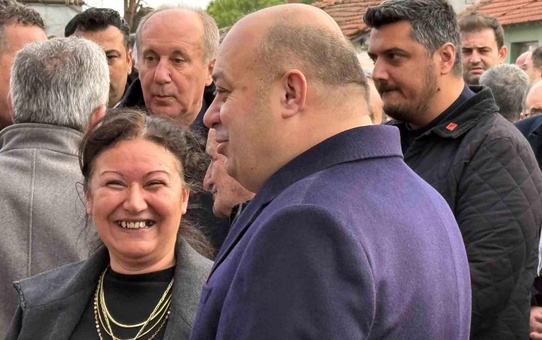 Cenazede görülmemiş rahatlık! Başkanın kahkahaları cemaati kızdırdı