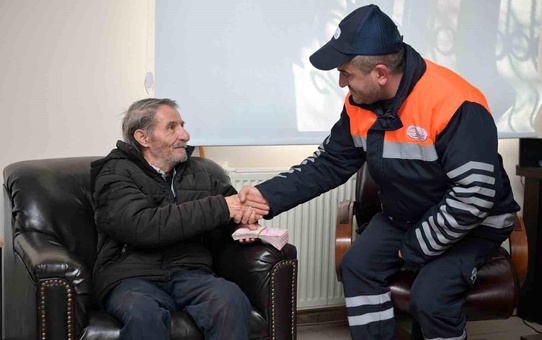 Esenyurt Belediye personeli yolda bulduğu para dolu poşeti sahibine teslim etti