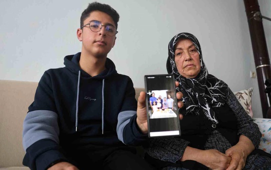 Depremde 3 kardeşini, annesini ve babasını kaybeden Furkan aile fotoğrafından geriye tek kaldı