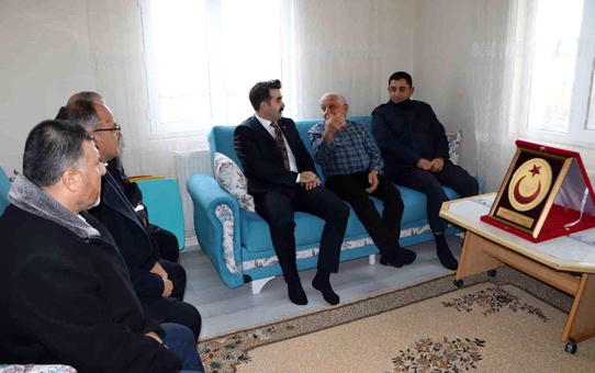 Kaymakam Eser, Tomarzalı şehit babasını ve Kıbrıs gazisini ziyaret etti