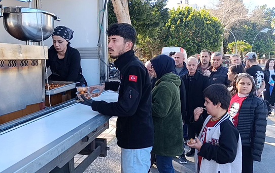 Kadir Akbulut için lokma dağıtımı