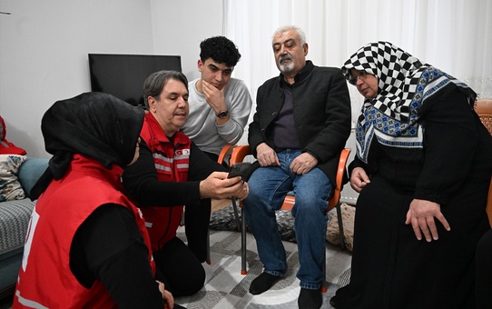 Kızılay'dan Depremzedeye Duygusal Ziyaret