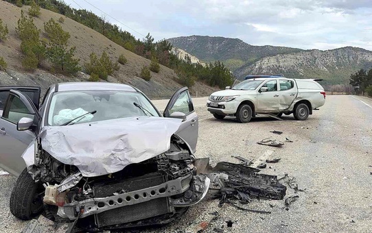Kastamonu'da pikap ile otomobil çarpıştı: Eski belediye başkanı yaralandı