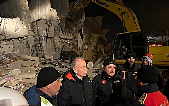 Unutulmayan fedakarlık: Kolunda kemoterapi serumuyla deprem bölgesinde çalıştı