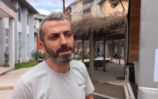 Lokma dağıtımında aracın üzerindeki notu görenler büyük şaşkınlık yaşadı