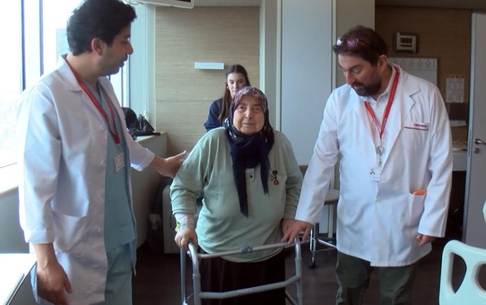 Bacağının Kesilmesi Gereken Yaşlı Kadın, Ameliyatla Kurtuldu