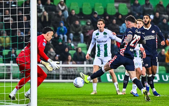 En yakın rakibe 17 puan fark attılar! PSV Eindhoven şampi...