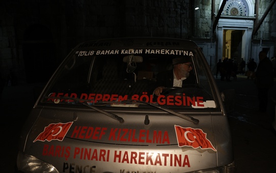 'Elmacı Dede' Şam'daki çocuklara bayram şekeri dağıttı