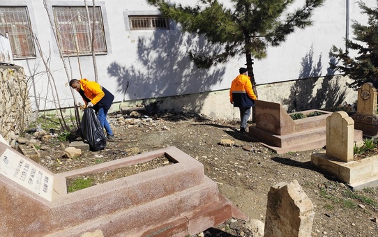 Mardin'de Mezarlık Temizliği