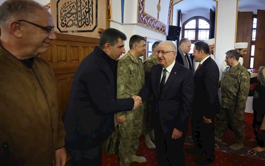 Bakan Güler, Ramazan Bayramı Namazını Hatay'da Kıldı