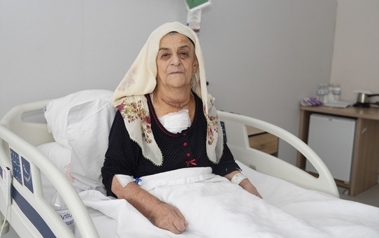 78 Yaşındaki Kadın Guatr Ameliyatıyla Kurtuldu