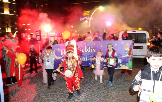 Rize'de minikler ve aileleri Ramazan ayını fener alayı ile karşıladı