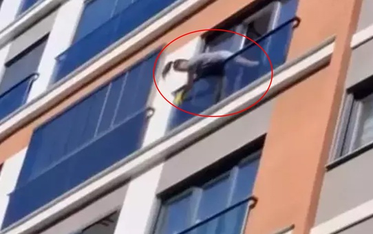 Ünlü şarkıcı cam sildi, onu görenlerin yüreği ağzına geldi