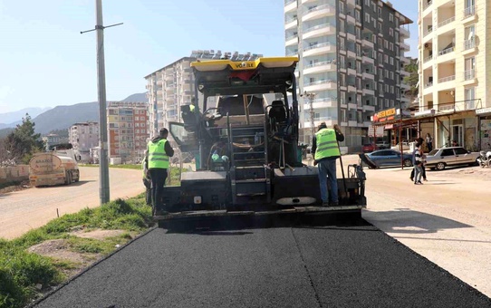 Hatay Büyükşehir Belediyesi, Yolçatı'nda asfalt serimine başladı