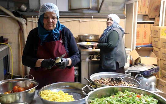 Emekli Öğretmenden Gönül Köprüsü