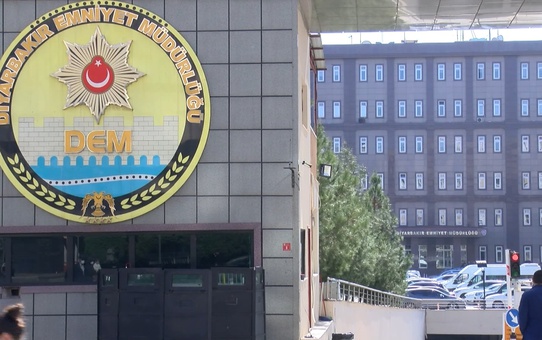 Kaçarken motosikleti ile 2 polisin yaralanmasına neden olan sürücü tutuklandı