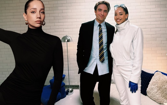Dünyaca ünlü yıldızla aynı karede! Özge Özacar'dan Robert Pattinson paylaşımı