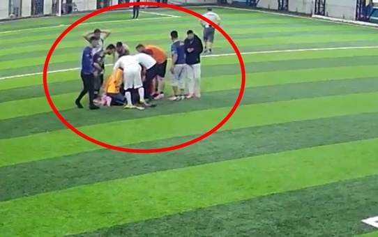 Halı sahada kahreden son! Kamera her şeyi kaydetti