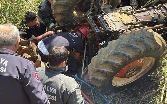 Traktör Devrildi, Emekli Polis Hayatını Kaybetti