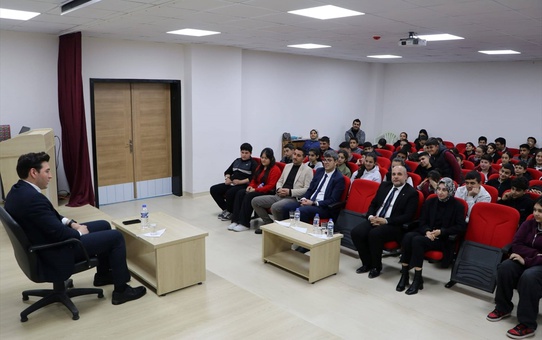 Keban Kaymakamı Kariyer Günleri'nde