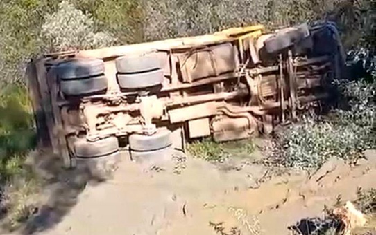 Alanya'da kamyon devrildi: Sürücü hayatını kaybetti