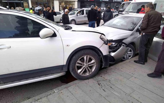 Erzincan'da Trafik Kazası: 2 Yaralı