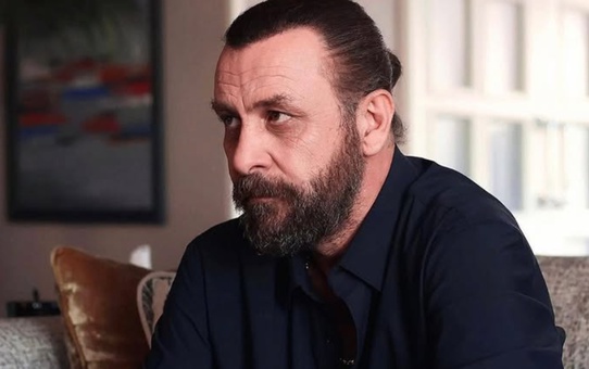 Nejat İşler’den çarpıcı sözler: Bir dekorda yaşıyoruz