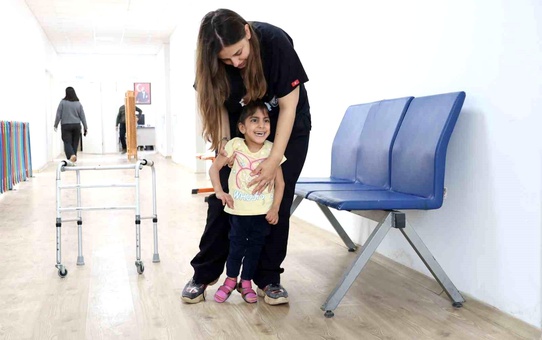 Ada Su'nun 2 yıl süren fizik tedaviyle ilk adımlarını atması yürekleri ısıttı