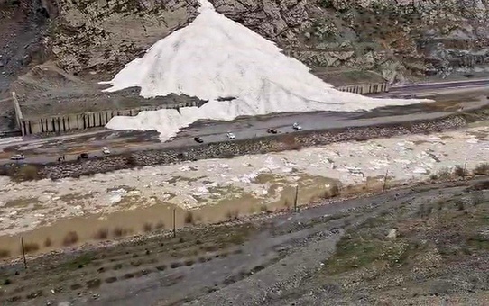 Hakkari'de Sümbül Dağı'ndan Çığ Düşüyor