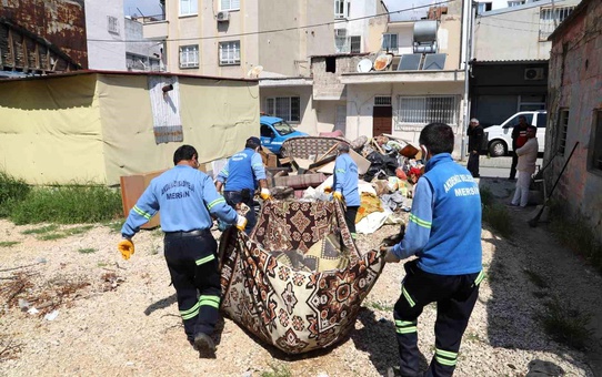 Sahiplerinin yaşamını yitirdiği evden bir kamyon çöp çıktı