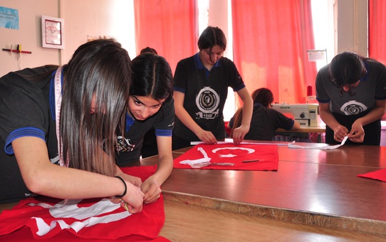 Moda tasarımı öğrencileri, 19 Mayıs için Türk bayrağı dikiyor