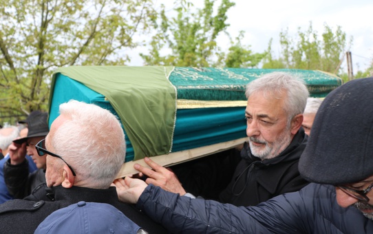 Oyuncu Mehmet Aslantuğ, annesini son yolculuğuna uğurladı